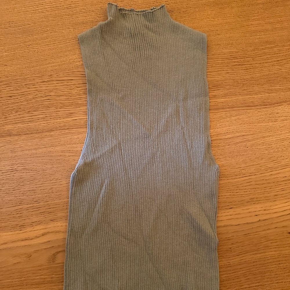 Mock neck Sleeveless top
